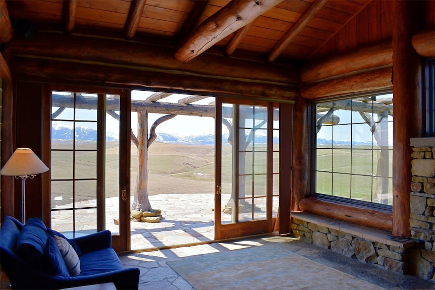Glass Cottage Overlooking Beartooth Mountain Range - Cooney State Park, Roberts