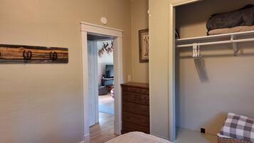2 bedrooms, desk, iron/ironing board, free WiFi