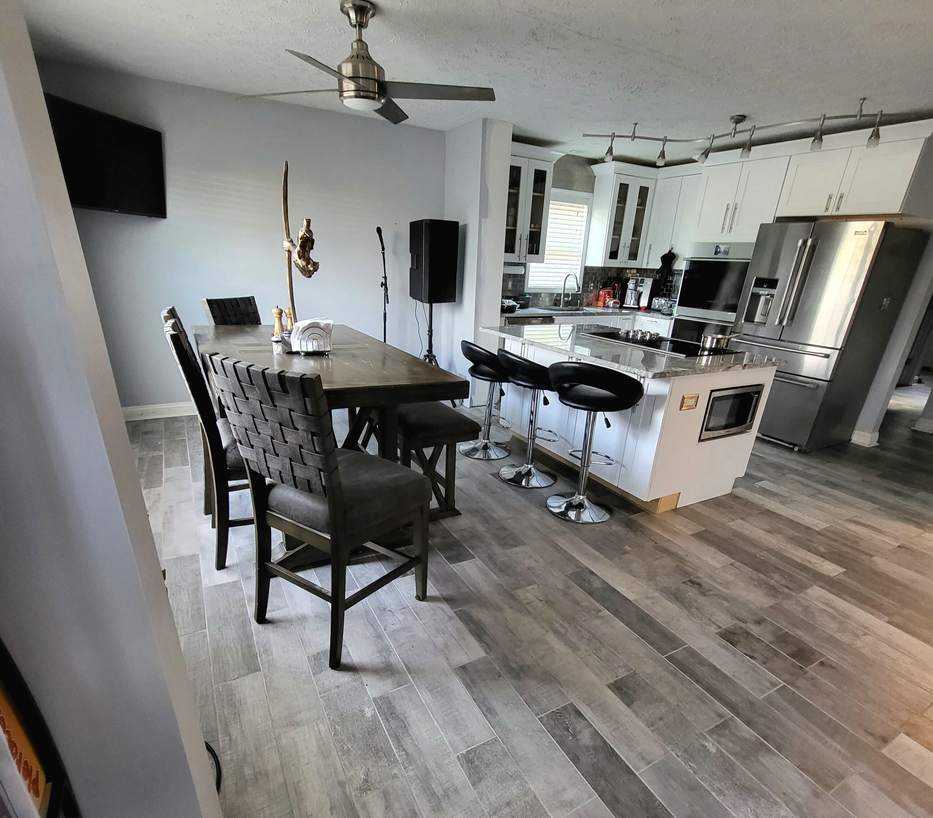 Microondas, lavavajillas, cafetera y tetera y utensilios de cocina 