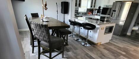 Micro-ondes, lave-vaisselle, cafetiĂšre/bouilloire