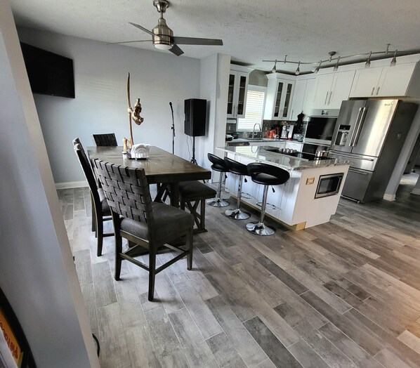 Micro-ondes, lave-vaisselle, cafetière/bouilloire