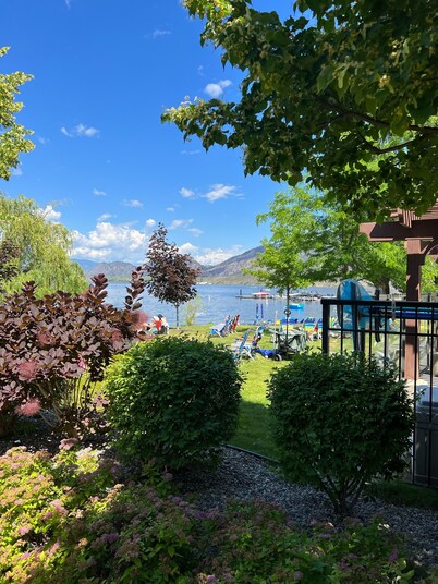 Poolside Townhome Steps from Lake, Pool, and Hot Tub