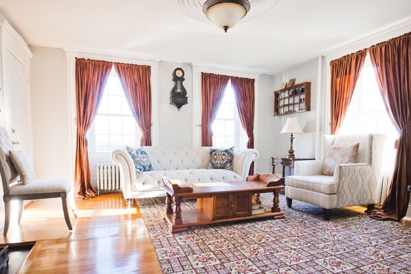 Téléviseur connecté, foyer, livres