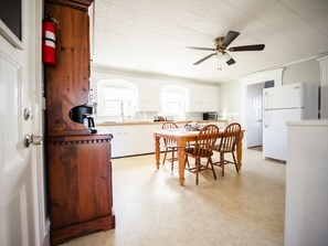 ثلاجة، ميكروويف، فرن، موقد طهي مسطح