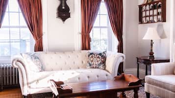 智能电视、壁炉、书