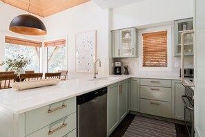 Een koelkast, een magnetron, een oven, een vaatwasser