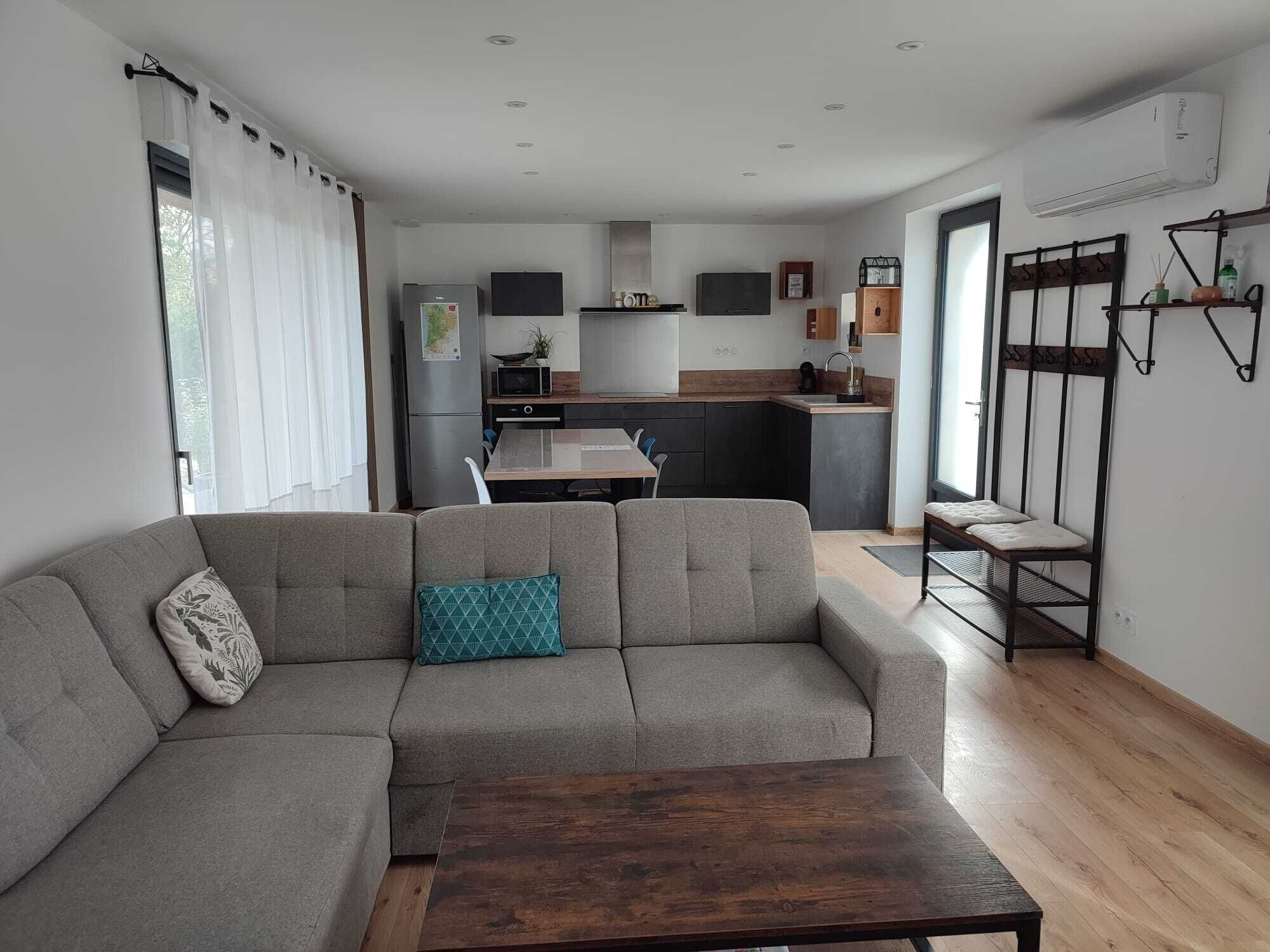 スマートテレビ、テーブルサッカー台、卓球台、書庫