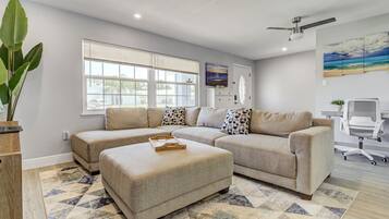 Smart TV, futbolito, oficina