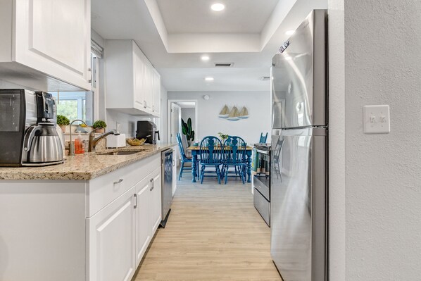 ثلاجة، ميكروويف، فرن، موقد طهي مسطح