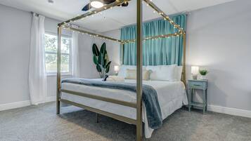 4 habitaciones, escritorio y tabla de planchar con plancha