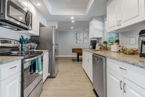 ثلاجة، ميكروويف، فرن، موقد طهي مسطح