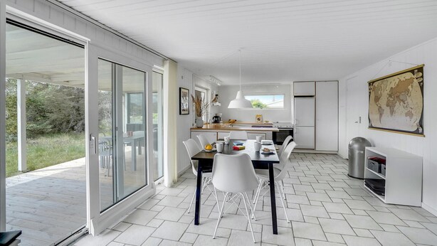 A modern kitchen with a dining area, large windows, and a view of the outdoors. - Cozy home in Thisted with WiFi (Thisted)