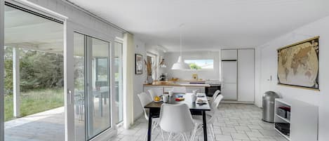 Een koelkast, een kookplaat, een vaatwasser