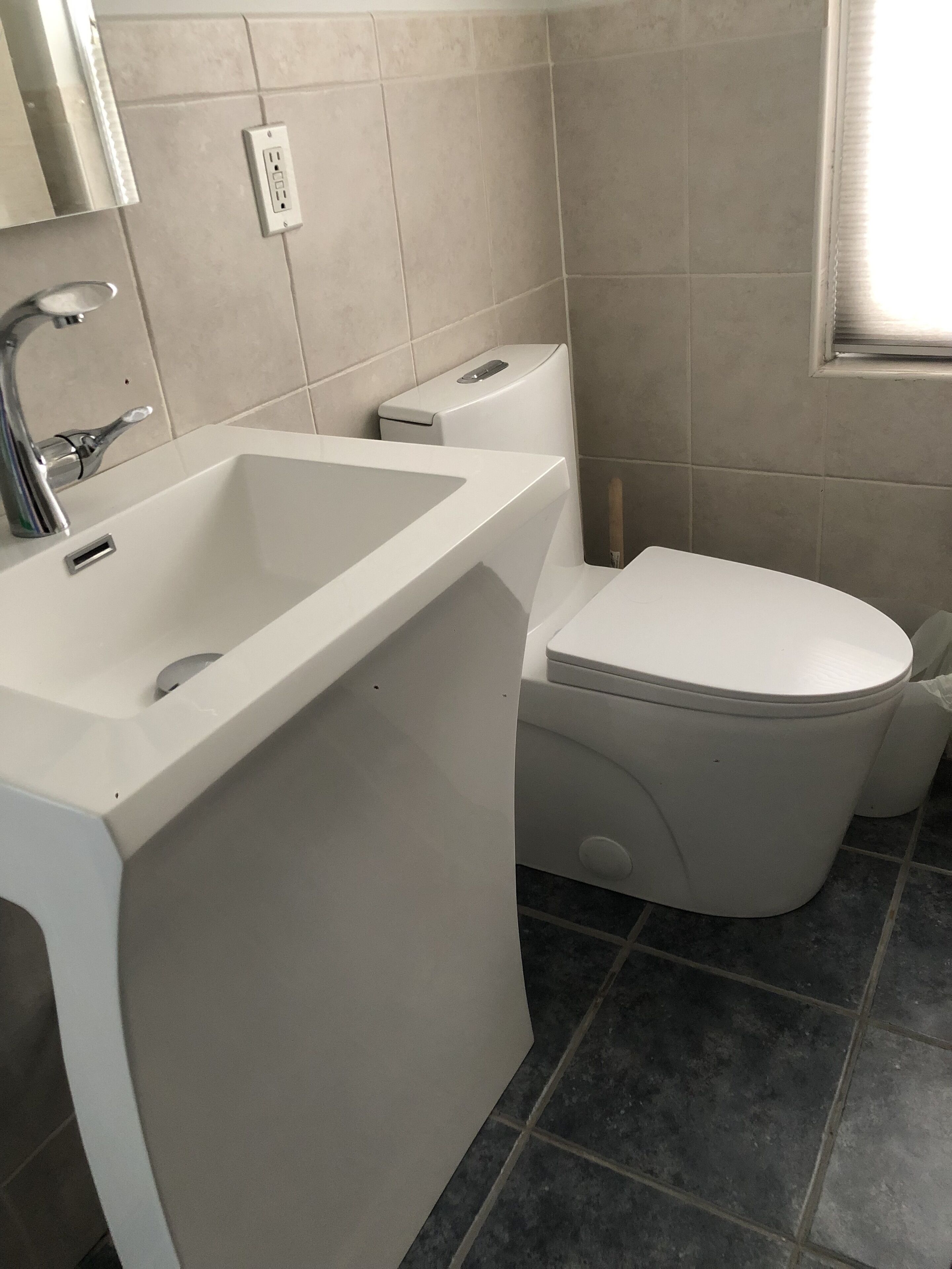 Combined shower/tub, towels