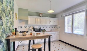 Fridge, microwave, oven, stovetop - Ty Rigadel - BELZ - Gîte (BELZ)