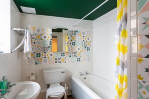Combined shower/tub, hair dryer, towels, soap - Cheerful Cottage in the Heart of Brighton (Brighton)
