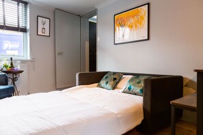 1 bedroom, iron/ironing board, travel crib, free WiFi - Cheerful Cottage in the Heart of Brighton (Brighton)