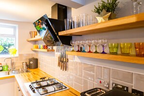 Fridge, microwave, oven, stovetop - Cheerful Cottage in the Heart of Brighton (Brighton)