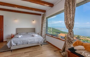 4 bedrooms, travel cot, free WiFi, bed sheets