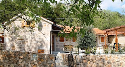 Lovely home in Starigrad with kitchen