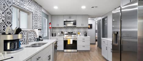 Geladeira, micro-ondas, fogão, cooktop