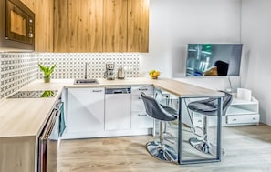 Fridge, microwave, stovetop, dishwasher
