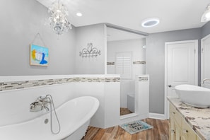 Baignoire, serviettes fournies, savon, papier toilette