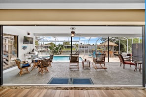 Outdoor dining - Gray Dolphin — Waterfront Home with Heated Saltwater Pool, Dock & Kayaks (Apollo Beach)