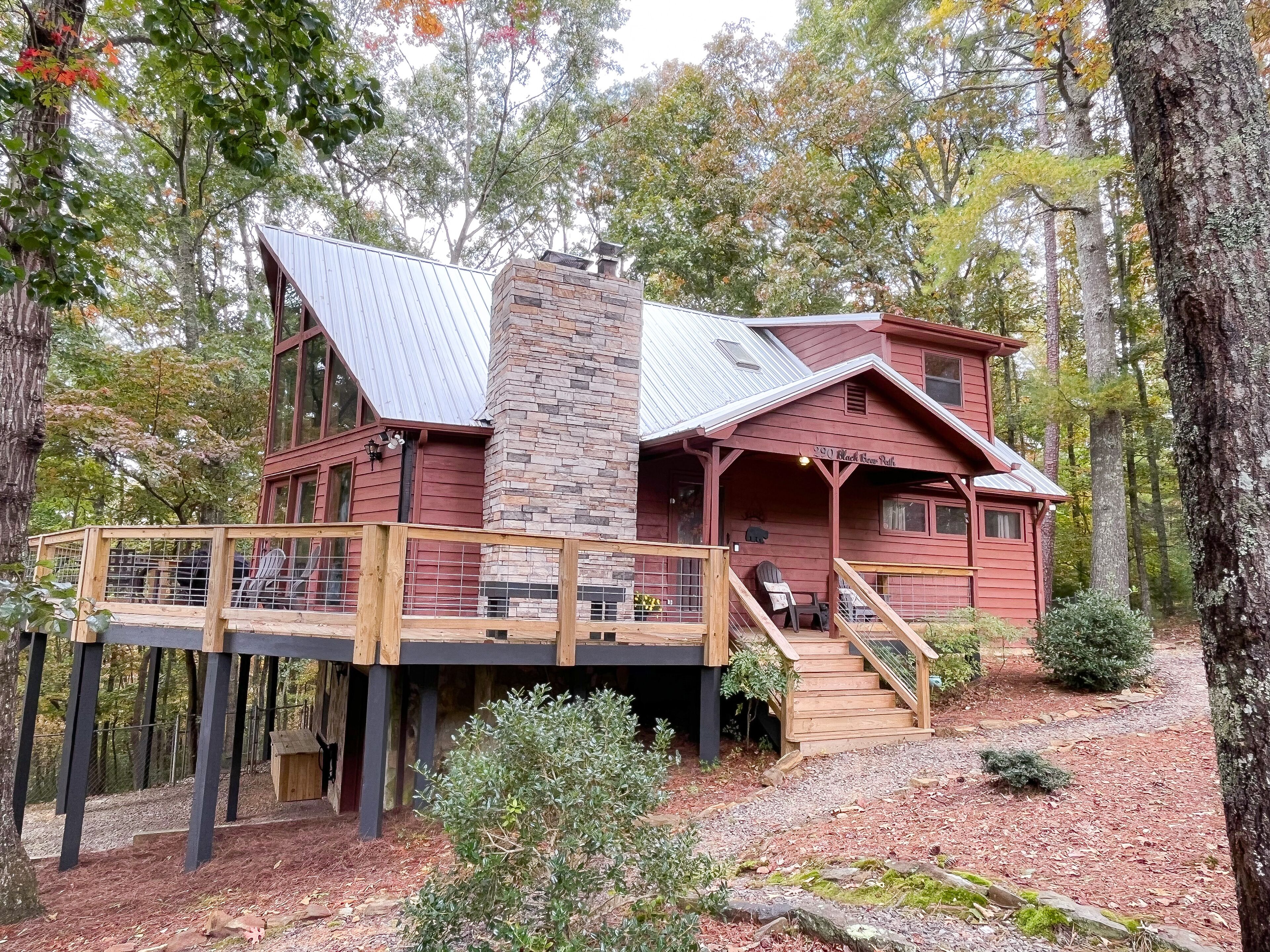 Spacious Family Cabin mins. from town, river, pet-friendly, fenced yard