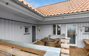 Outdoor dining - Cozy apartment in Gudhjem with WiFi (Gudhjem)