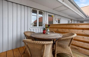 Outdoor dining - Cozy apartment in Gudhjem with WiFi (Gudhjem)