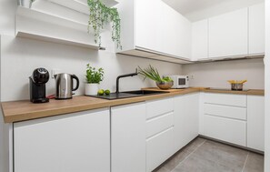 Réfrigérateur, micro-ondes, plaque de cuisson, lave-vaisselle