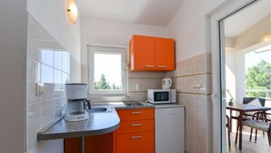 咖啡機/沖茶器、雪櫃、微波爐、爐具