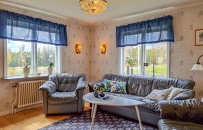 TV - 4 bedroom stunning home in åsenhöga (Åsenhöga)