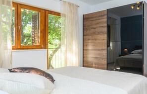 4 bedrooms, in-room safe, free WiFi, bed sheets - Stunning home in Dicmo with kitchen (Dicmo)