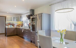 Kühlschrank, Mikrowelle, Geschirrspüler, Kochgeschirr/Geschirr/Besteck