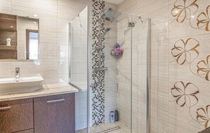 Shower - 4 bedroom gorgeous home in Huta Wielka (Huta Wielka)