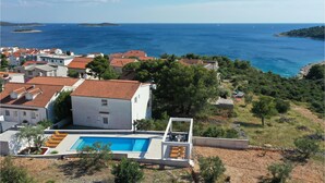 A coastal villa with a swimming pool, surrounded by a hilly landscape and the sea. - Lovely home in Zecevo Rogoznicko (Zecevo Rogoznicko)
