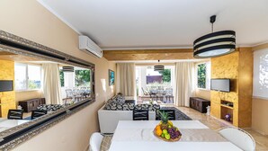 A dining area with a white table, a fruit centerpiece, and a large mirror on the wall. - Lovely home in Zecevo Rogoznicko (Zecevo Rogoznicko)