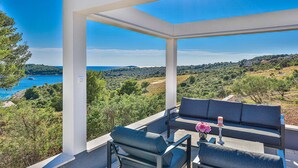 A modern outdoor seating area with a view of the sea and hills. - Lovely home in Zecevo Rogoznicko (Zecevo Rogoznicko)