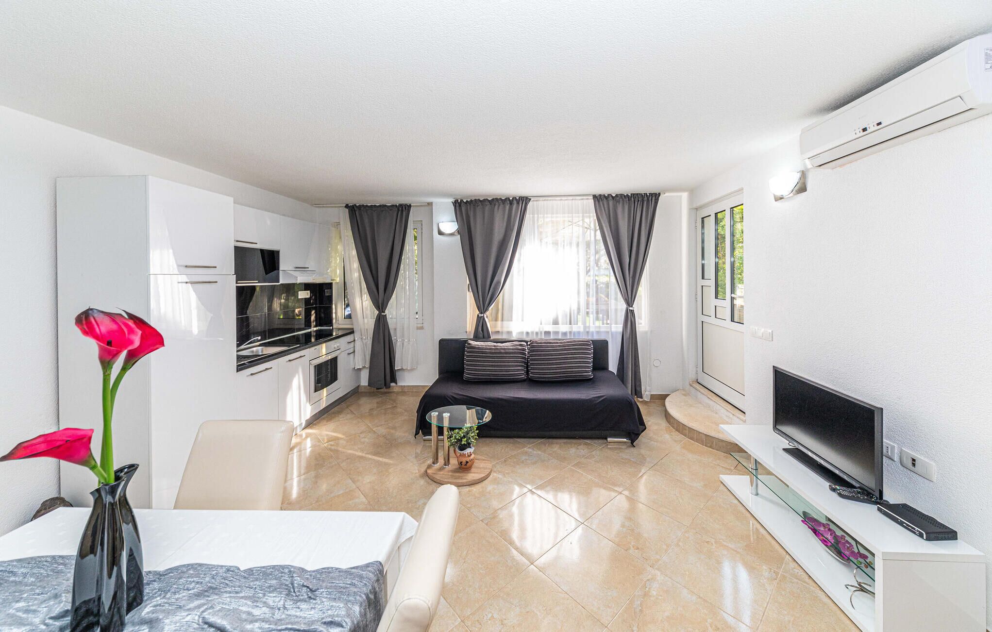 Eine moderne Wohnung mit Küche, Essbereich und Wohnzimmer.