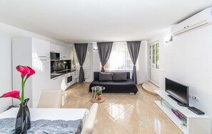 5 bedrooms, iron/ironing board, travel cot, free WiFi - Lovely home in Zecevo Rogoznicko (Zecevo Rogoznicko)