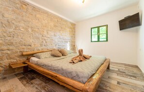 2 bedrooms, travel cot, free WiFi, bed sheets