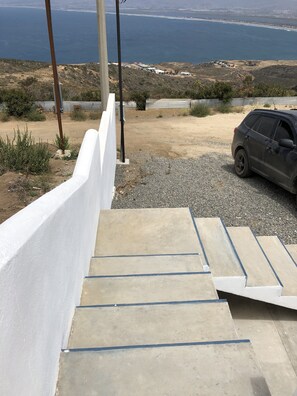 المنطقة المحيطة بالمنشأة