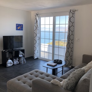 Smart TV - Ocean View, modern new, private, quiet guarded community (Ensenada)