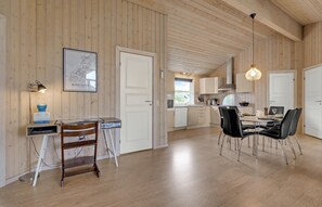 Køleskab, kogeplade, opvaskemaskine, kaffe-/temaskine