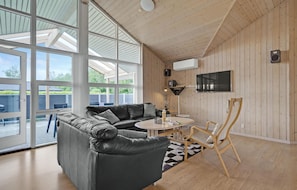 TV, fireplace, DVD player - Nice home in Hemmet with sauna (Hemmet)
