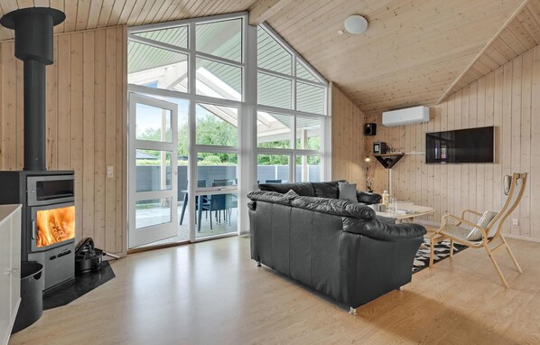 TV, fireplace, DVD player - Nice home in Hemmet with sauna (Hemmet)