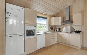 Fridge, stovetop, dishwasher, coffee/tea maker - Nice home in Hemmet with sauna (Hemmet)