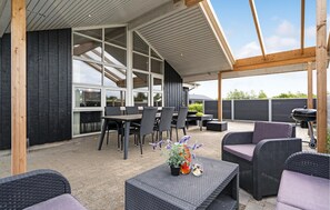 Outdoor dining - Nice home in Hemmet with sauna (Hemmet)